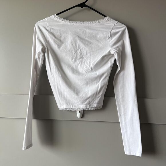 Hollister Shirt Women XS White Lace Trim V Neck Long Sleeve Baby Tee Cropped Y2K - Picture 2 of 9